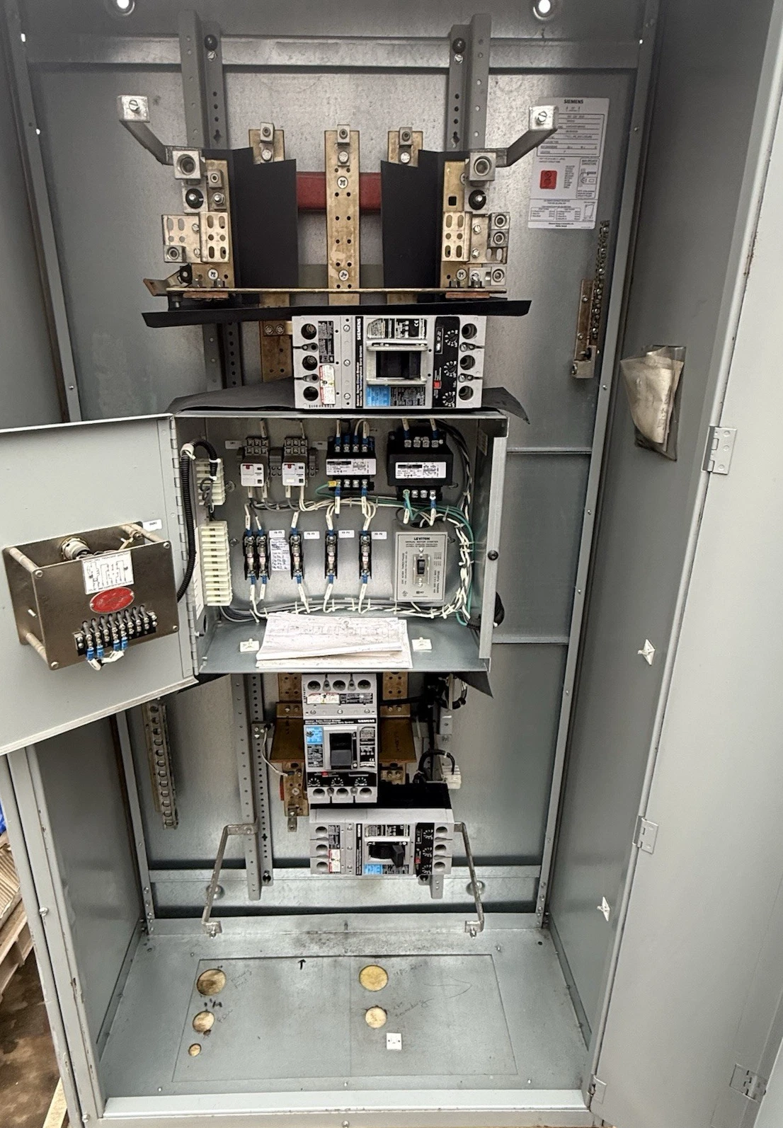 Used Siemens P4E75ML400ETS P4 Panelboard 400A 480/277V 3PH 400 Amp 3 Breaker Mbpass