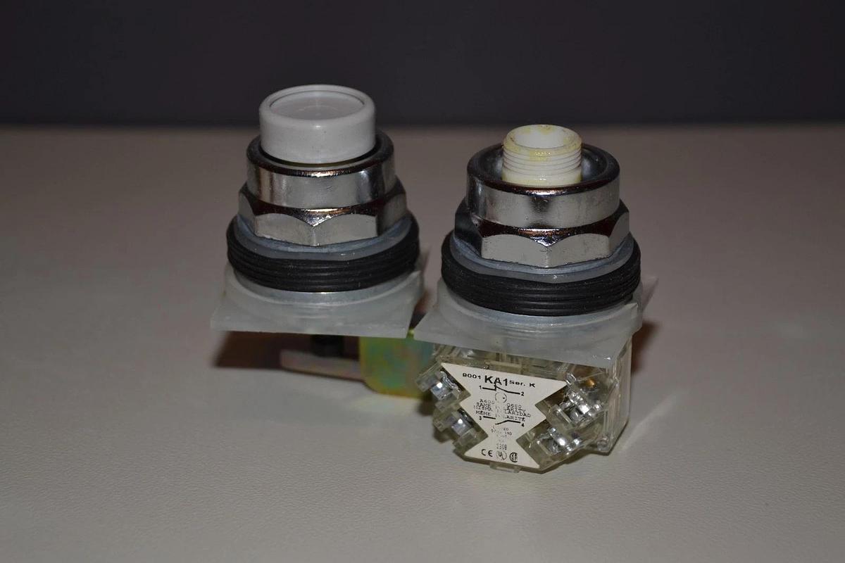 NEW SQUARE D PUSHBUTTON SWITCH 9001KR11UH1 SER K