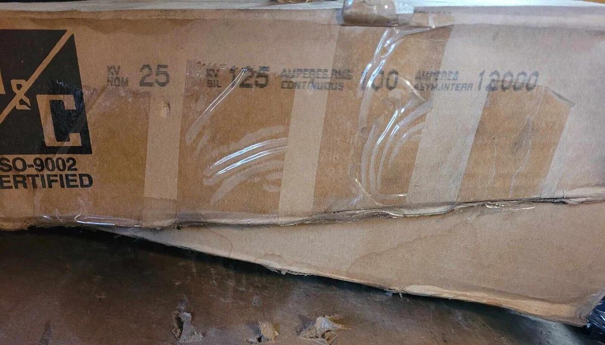 S&C Fuse Cutout XS Outdoor Distribution 25kv 125kv 100a 100 A 89032R10-CD NEW