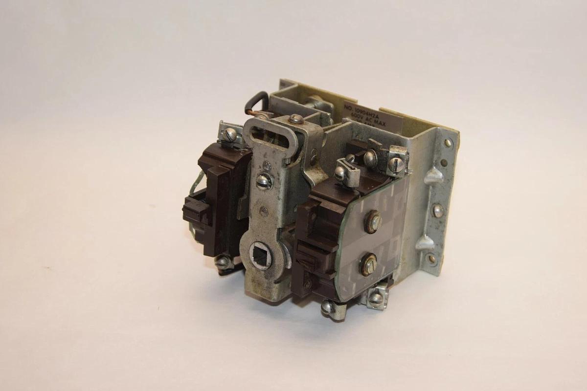 Used CUTLER HAMMER 10904H2A 600V 30A Coil Starter