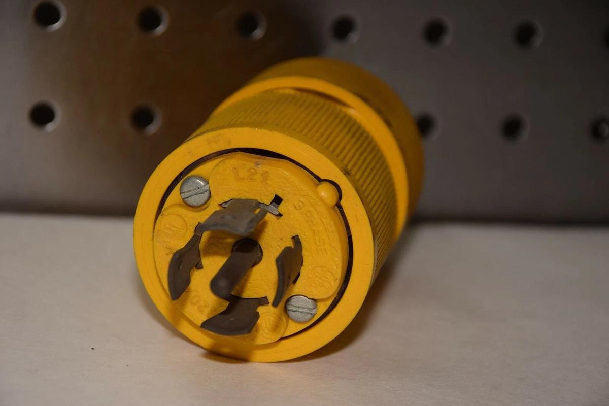 GE GENERAL ELECTRIC L21 20A 120/208V 3 PHASE LOCKING PLUG NEW
