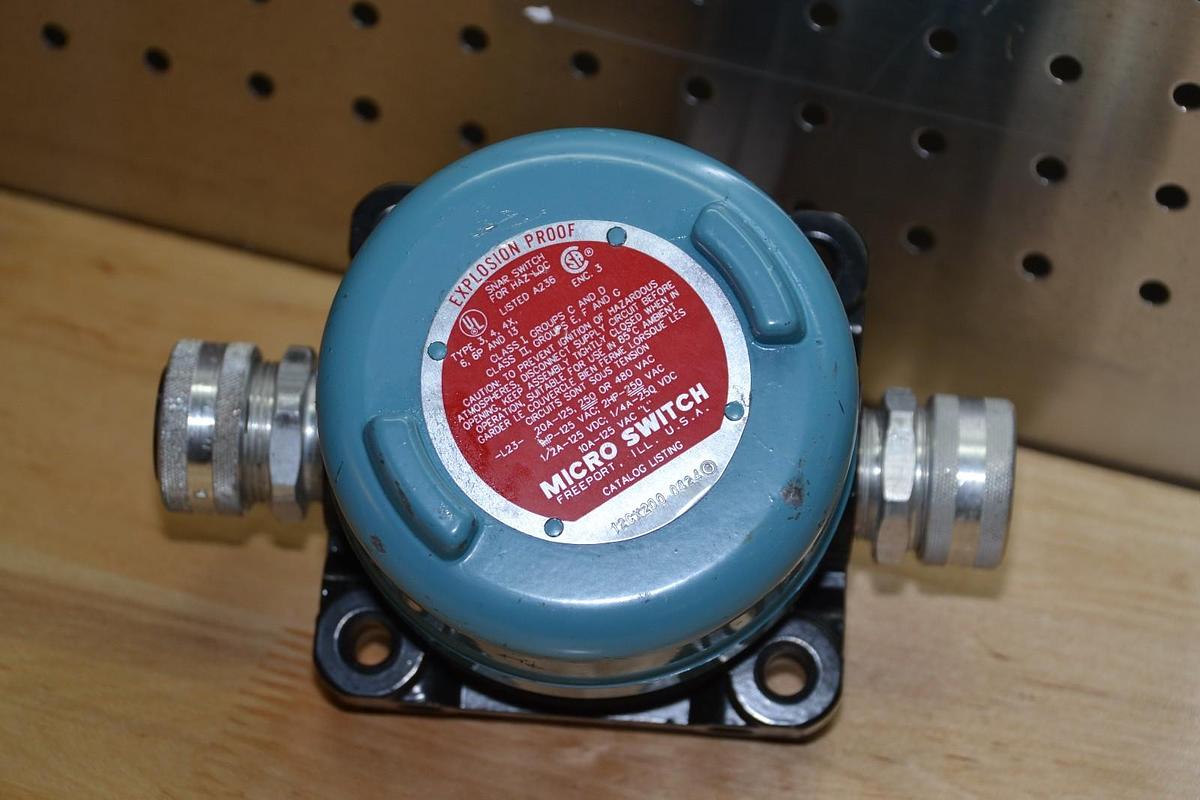 Used Micro Switch Explosion Proof Switch Limit Switch 12CX2000424 12CX200 0424