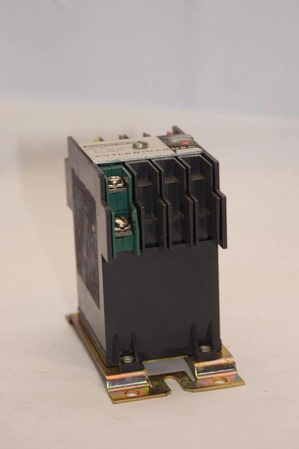Used CUTLER HAMMER D40RB Series A2 Type R Powereed Relay 120V Coil