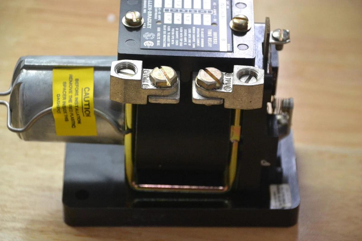 Allen Bradley Overload Relay 810-A03C 810 A03C 810A03C 600V 600 V NEW