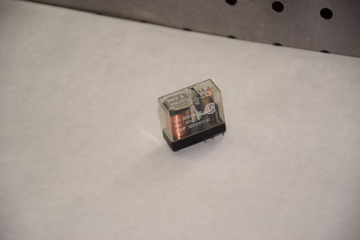 FUJITSU 611D012-K 16A, 250VAC 10A, 30VDC 1/2HP, 120/240VAC MINI RELAY NEW