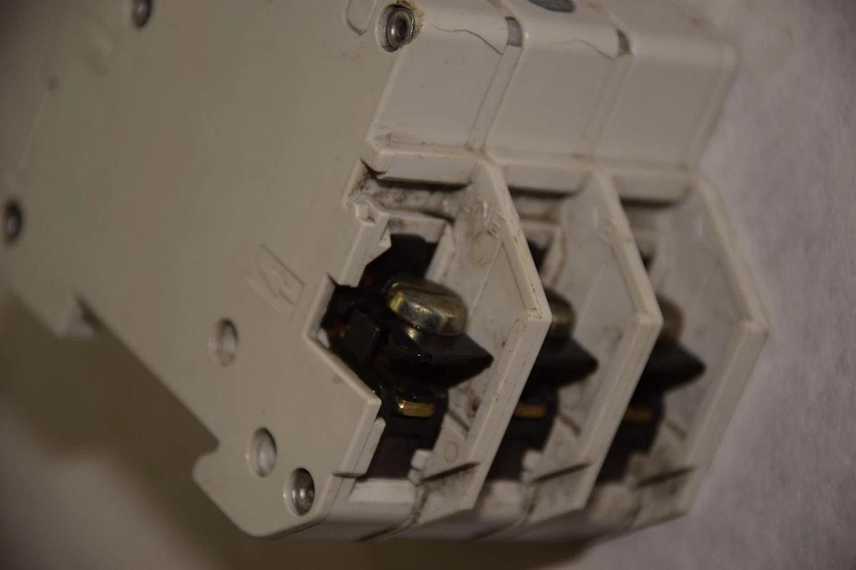 ALLEN BRADLEY 1492-CB2 1492CB2 2A 3POLE CIRCUIT BREAKER NEW