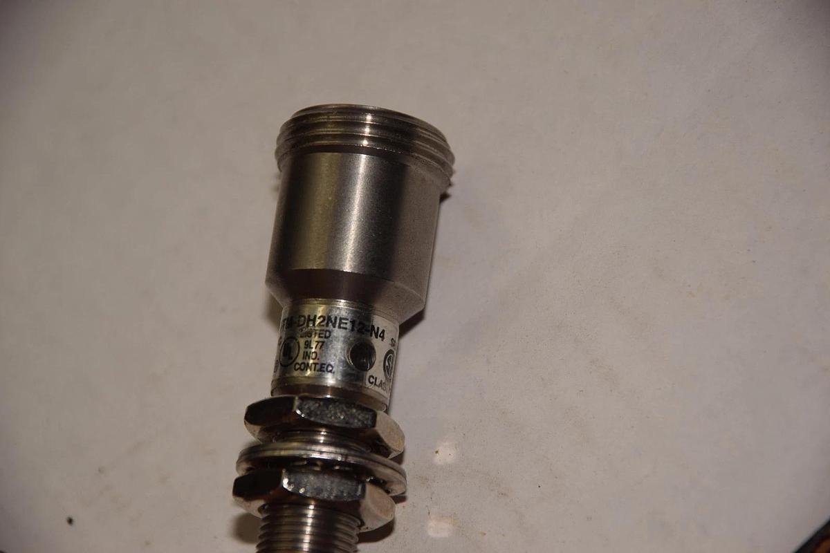 ALLEN BRADLEY 871TM-DH2NE12-N4 PROXIMITY SWITCH NEW