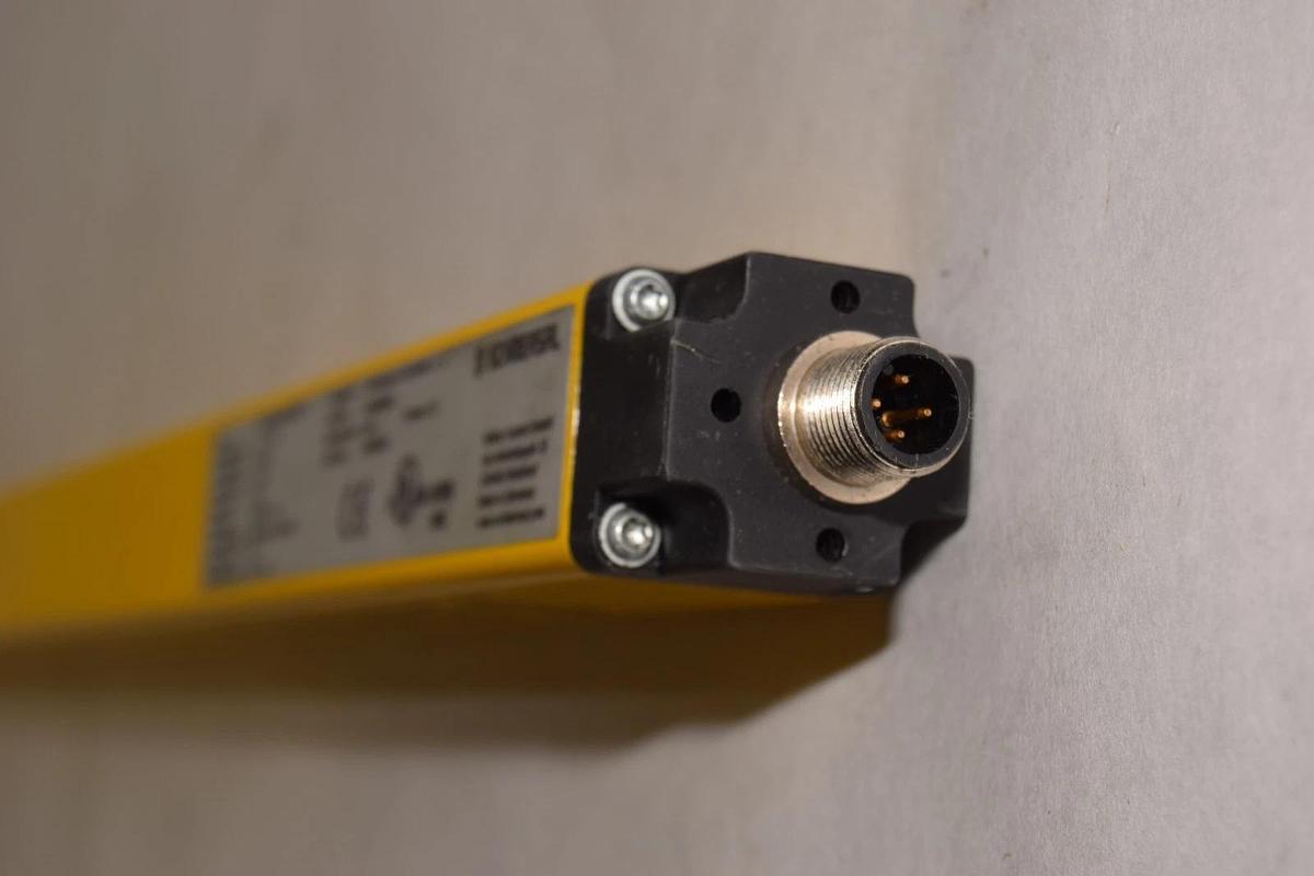 Schmersal Safety Light Curtain SLC440COM-E-0970-14 Emitter .3-7.0m 24VDC (New)