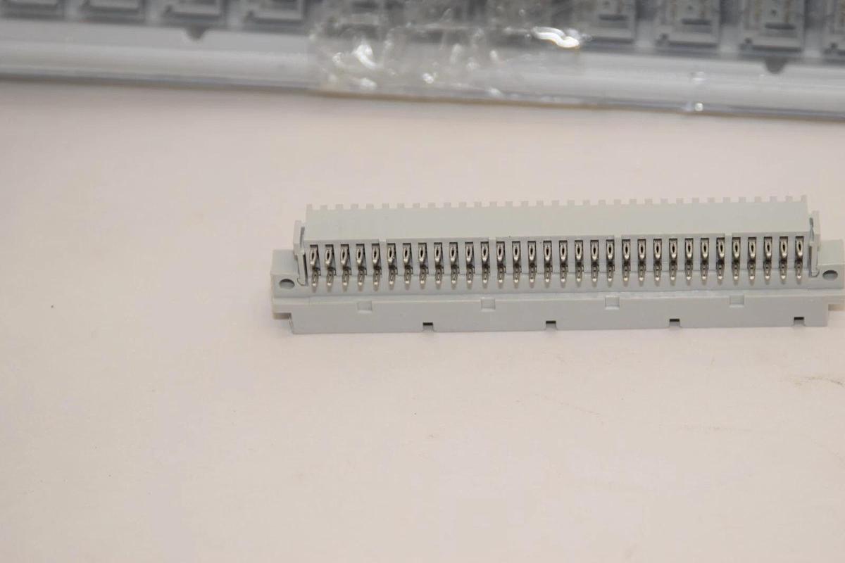 (NEW -Pk 16) AMPHENOL FCI 8609 4647194 755E1LF FC186094647194755E1LF Connector