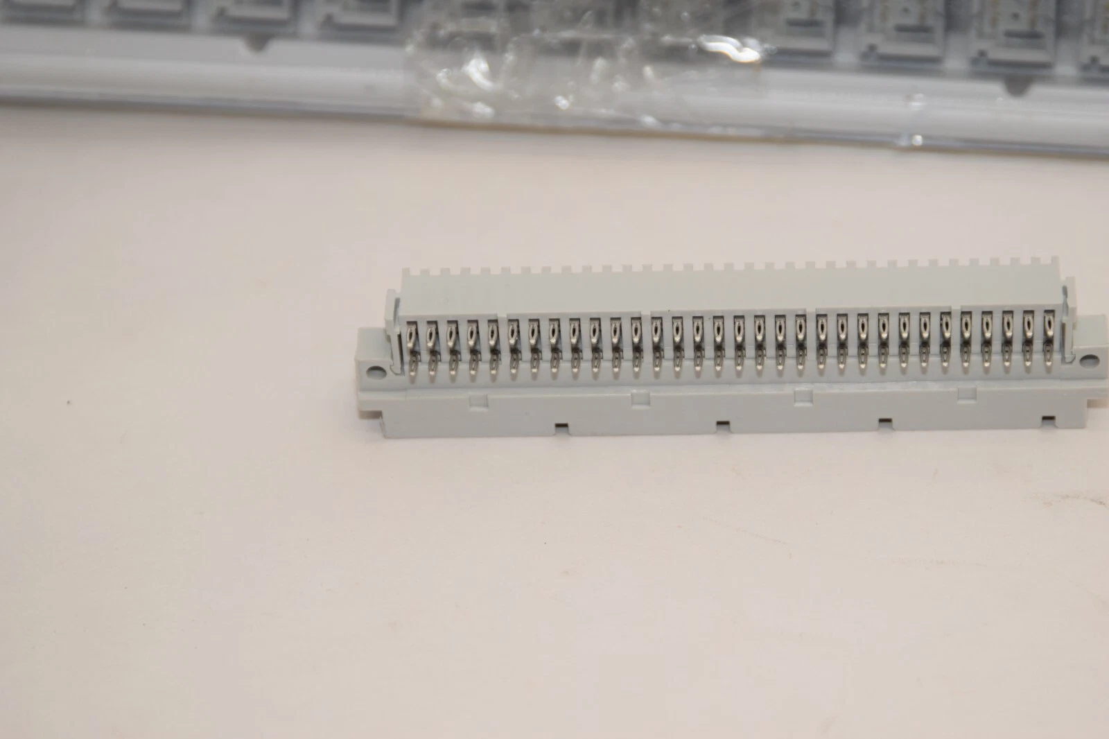 (NEW -Pk 16) AMPHENOL FCI 8609 4647194 755E1LF FC186094647194755E1LF Connector