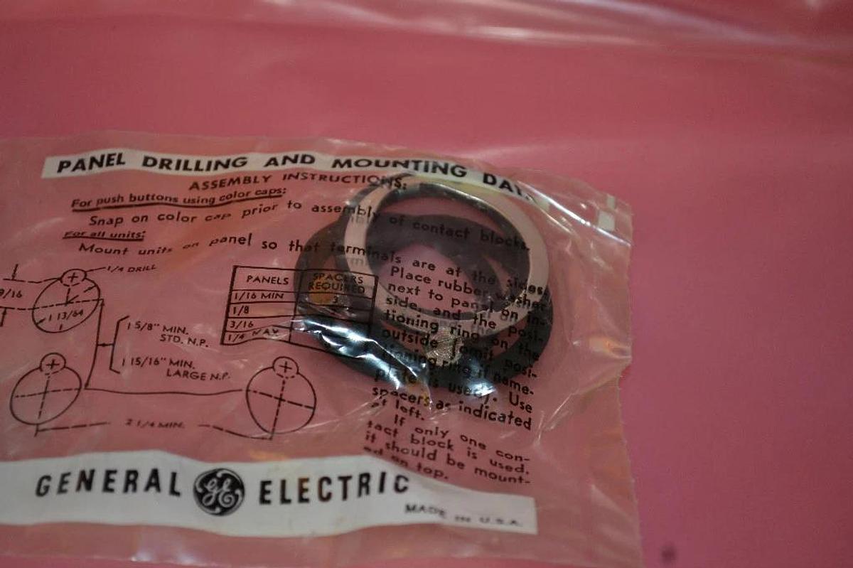 General Electric Push Button CR2940UA200A NEW