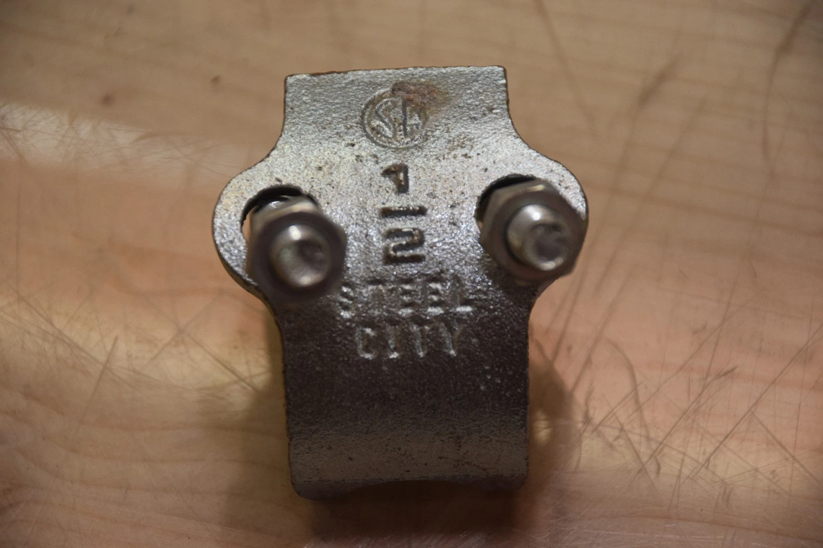 (BOX OF 31) STEEL CITY 1/2 1/2" ANGLE MALLEABLE IRAN PIPE CONDUIT CLAMP NEW