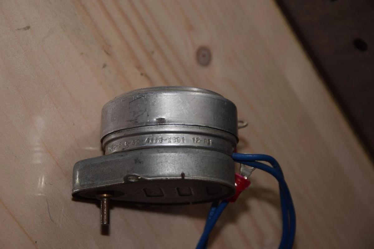 Used DANAHER CONTROLS EAGLE SIGNAL 4113-1381 41131381 110V MOTOR