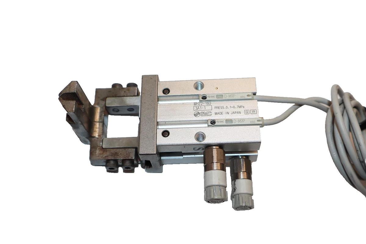 Used SMC Pneumatic Parallel Air Gripper Cylinder MHZ2-16D MHZ216D 3A1-1 , 0.1-0.7MPa