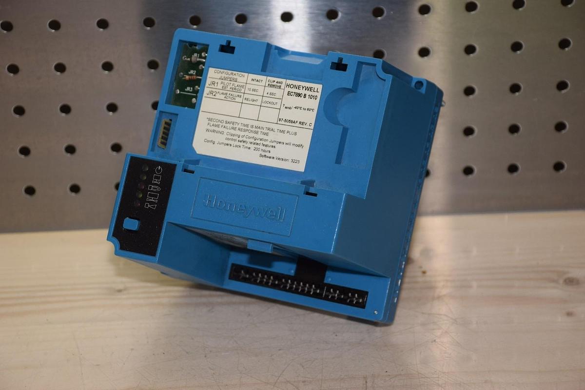 Used HONEYWELL EC7890-B-1010 230VAC 50/60Hz BURNER CONTROLLER