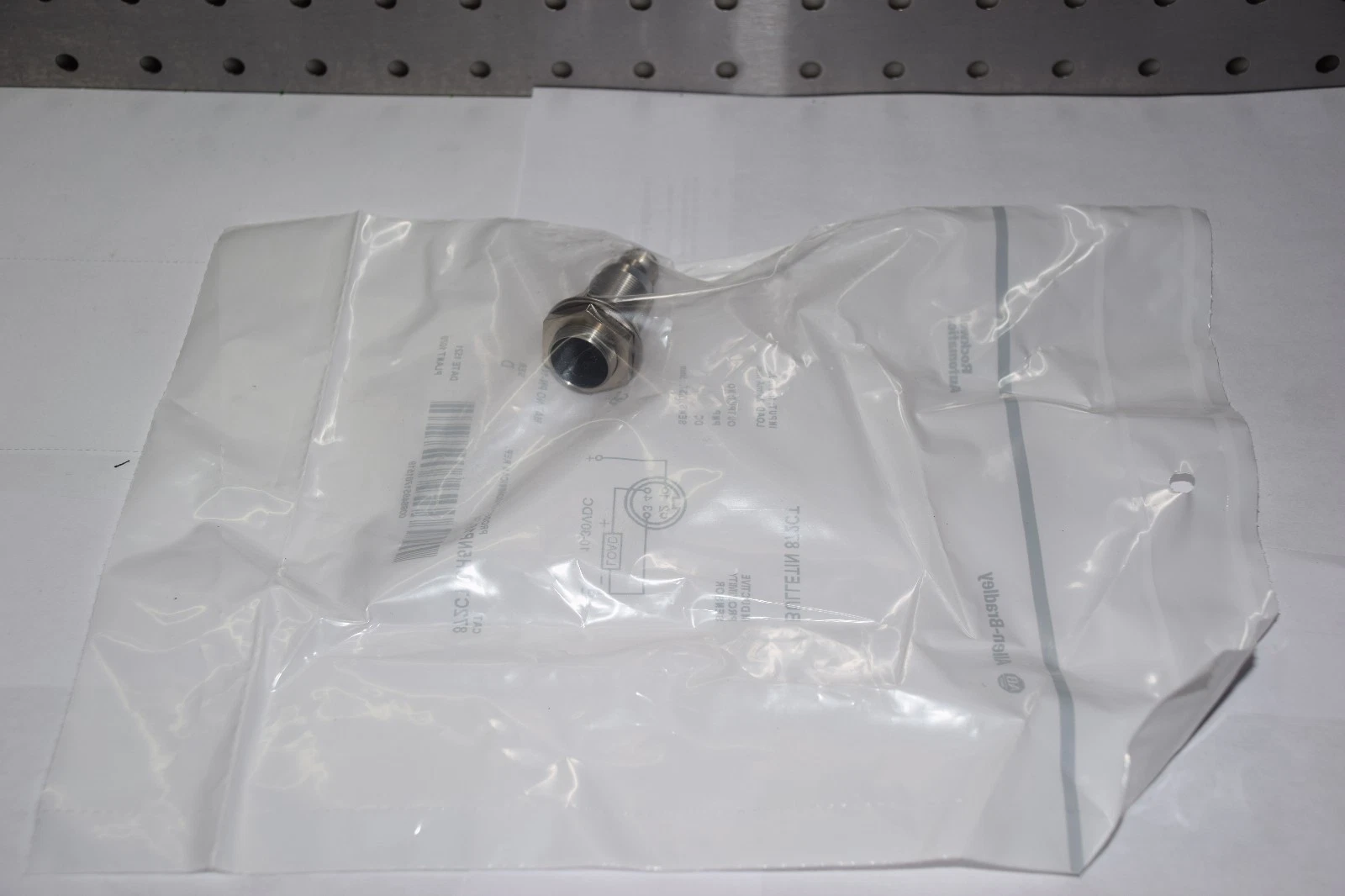 ALLEN BRADLEY 872CT-DH5NP18-D4 SERIES D 10-30VDC 200mA PROXIMITY SENSOR NEW