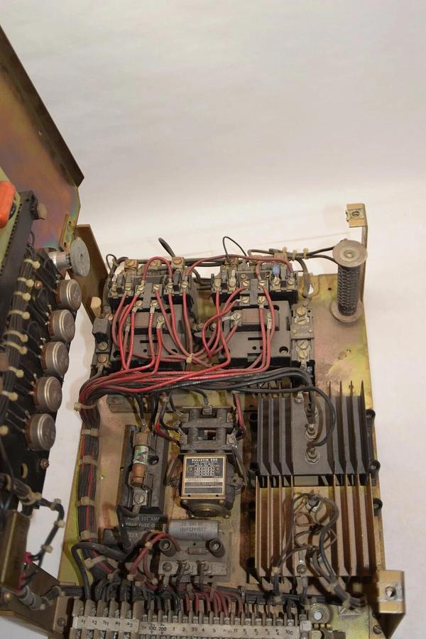 Used ALLEN BRADLEY 1313R-B0A61 240V 1HP Regulated Speed Drive *Missing Knob/screws