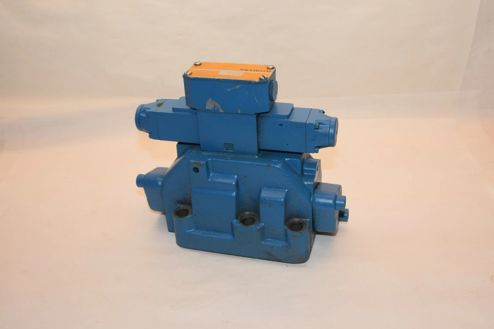 Used Rexroth Valve 4WEH22U60/6AW120-60N 9TDAV 4WE6J51/AW120-60N9DAV Valve Stack