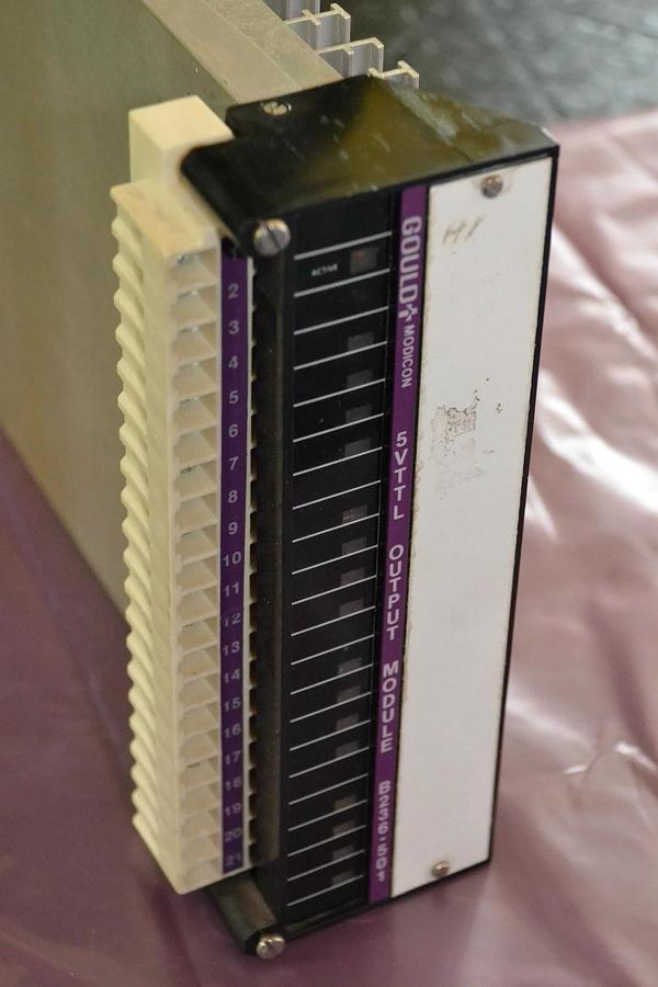 Used GOULD MODICON B236-501 AS B236 501 B236501 OUTPUT MODULE