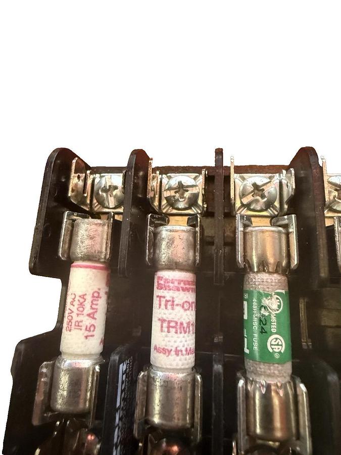 Used FERRAZ SHAWMUT 30320 600V 30A 6 Slot Fuse Holder With Fuses 2.5A 15A