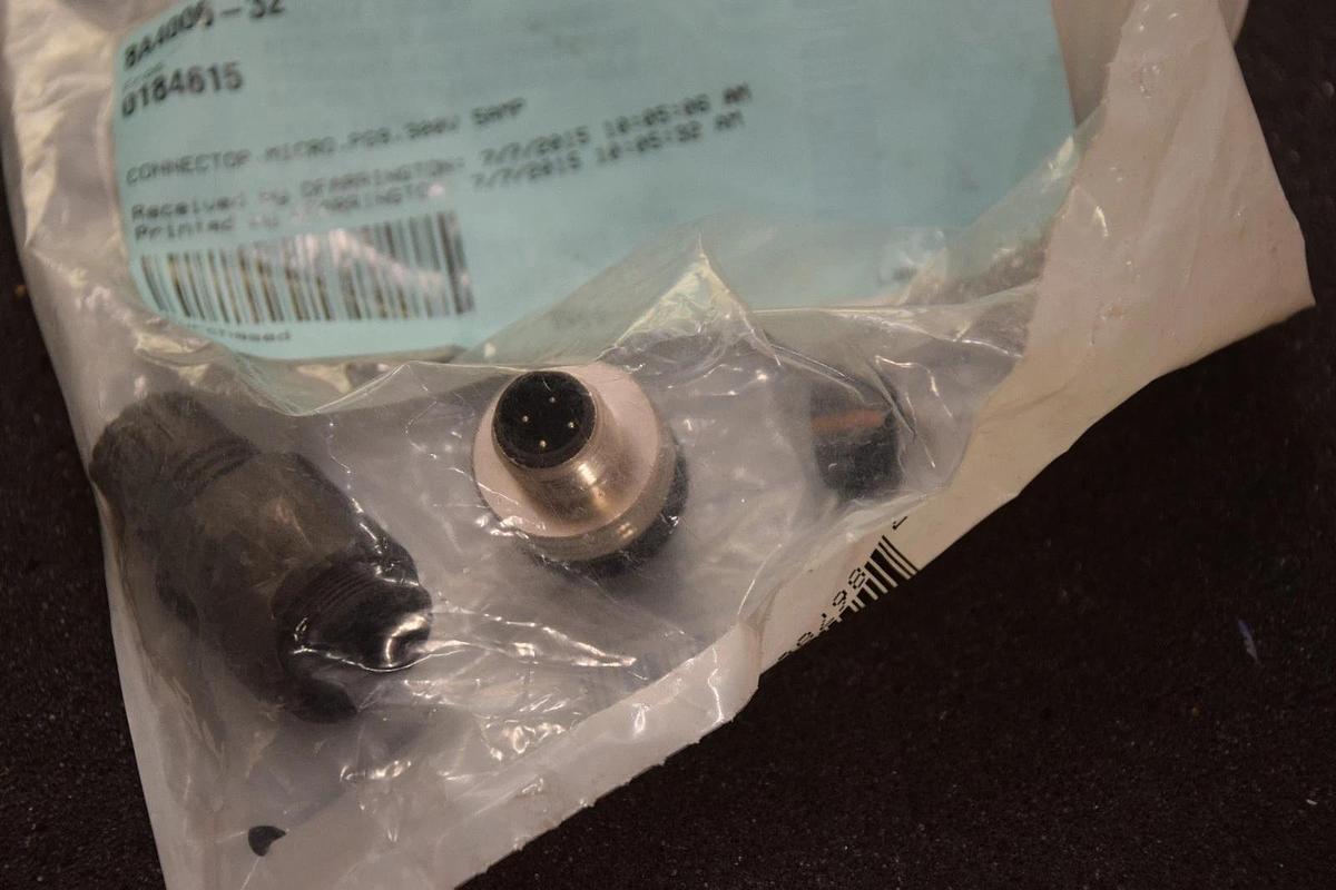 BRAD CONNECTIVITY / WOODHEAD 8A4006-32 8A400632 300V 5A STRAIGHT MALE CONN. NEW