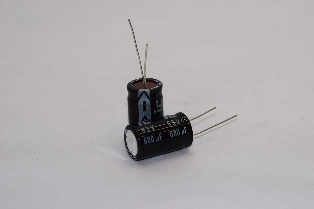 (NEW - Lot 2) ILLINOIS CAPACITOR CKHM M105C 63V 680uF Capacitor