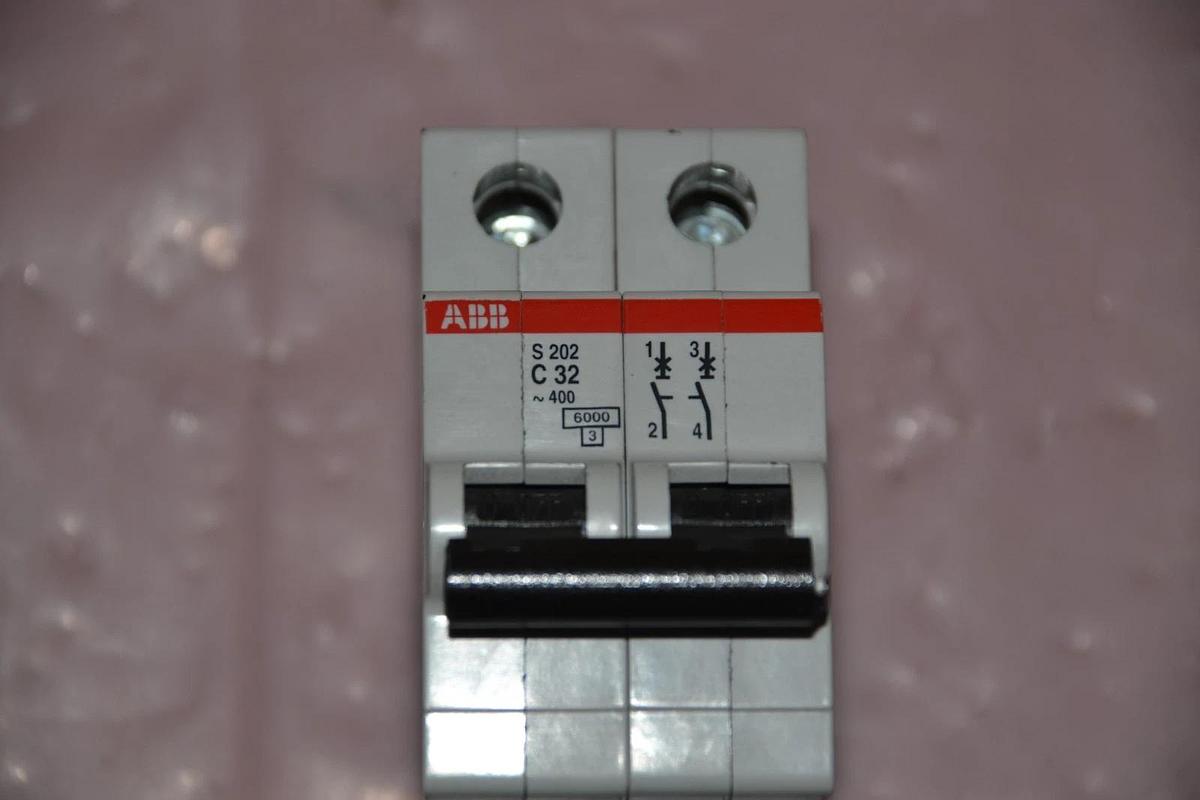 Used ABB Circuit Breaker S202-C32 S202 C32 S202C32   400v
