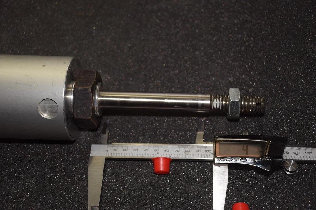 PNEUMATIC CYLINDER 1/2" SHAFT 4" STROKE 3" BODY NO NAME NEW