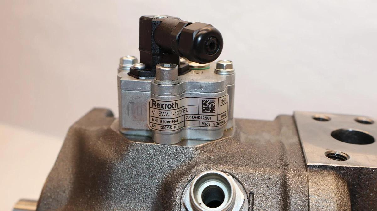 Rexroth Displacement Pump R901384824 SYDFEE-20/018R-PPA12N00-0000C1A0EXX024 RBLT