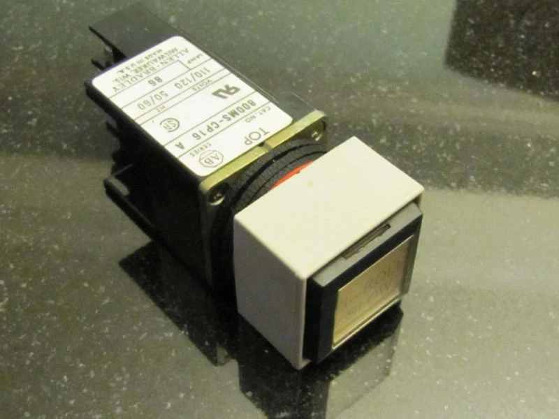 Used ALLEN BRADLEY 800MS-CP16 yellow   800MSCP16  800ms