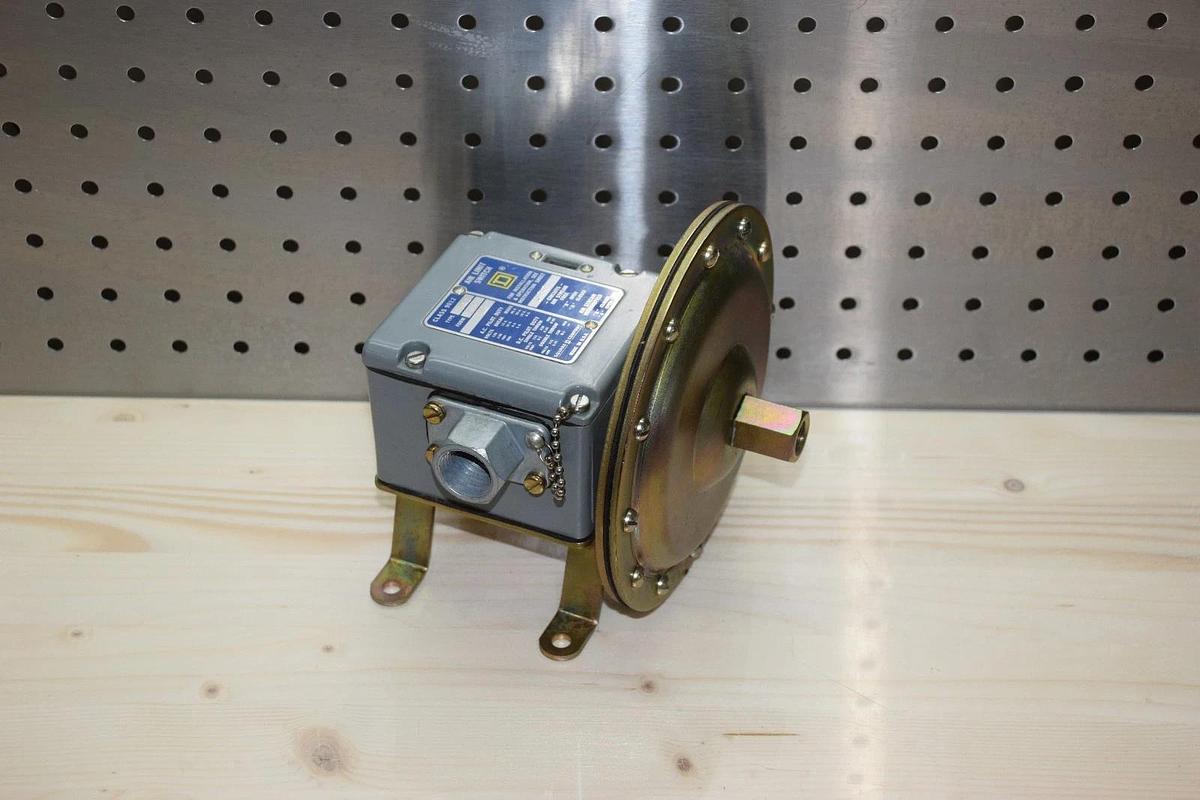 SQUARE D L4242 TYPE AKW FORM Z13 AIR LIMIT SWITCH NEW