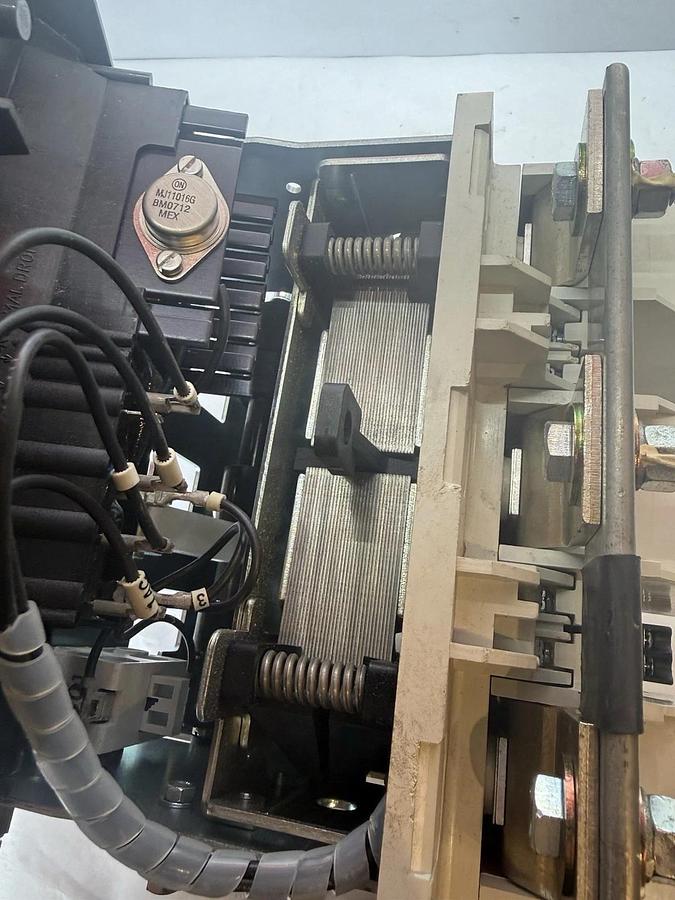 Cutler-Hammer CE15TN3 B1 Magnetic Contactor 600V, 420 Amp 120V coil 420A 1070503