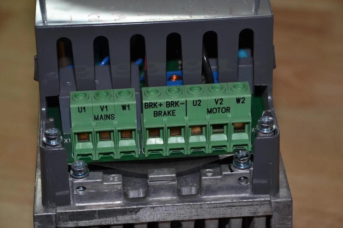 Used ABB  DRIVE ACH550-CARUH-031A-2 ACH550 CARUH 031A 2  240Vac 3PH 1PH