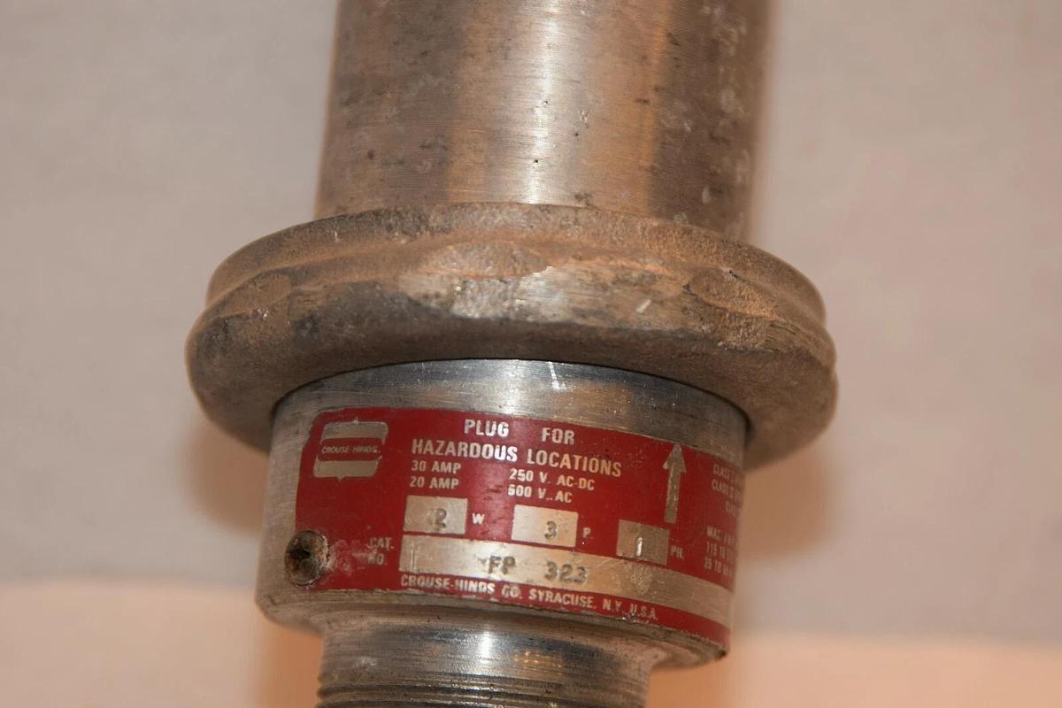 (NEW) CROUSE HINDS FP 323 2W 3P 30 AMP Weatherproof Delayed Action Plug