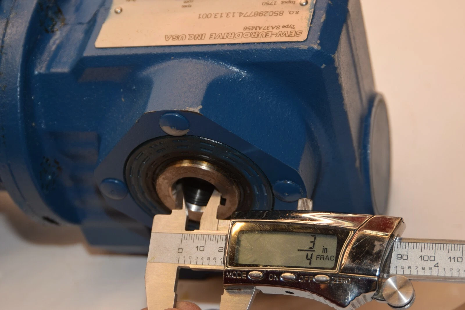 New) SEW-EURODRIVE SA37AM56 torque 398, 10.23:1 RATIO motor Gearbox 3/4" bore