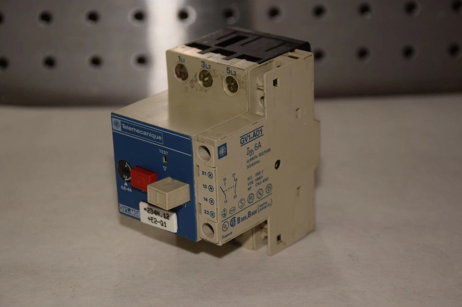 Used TELEMECANIQUE GV1-M08 W/GV1-A01 2,5-4AMP 660V 50/60Hz MANUAL MOTOR STARTER