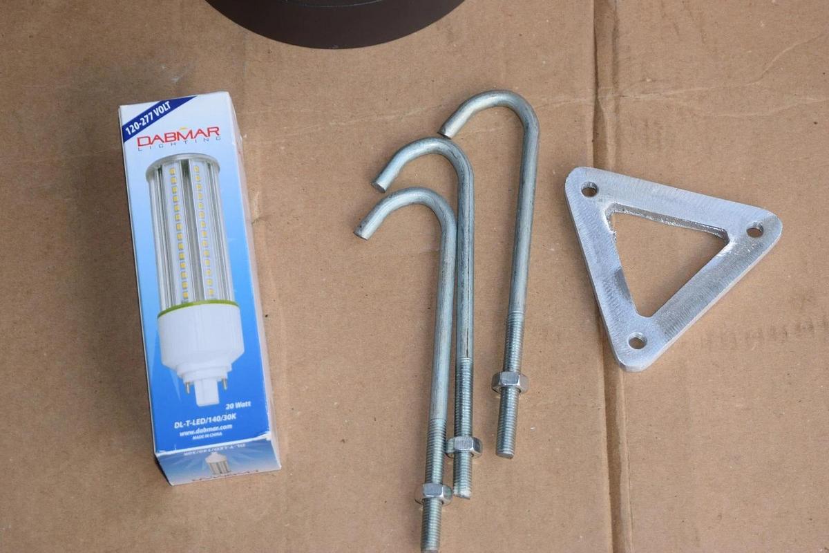 Used Dabmar Lighting D800-BZ D800BZ Powder Coated Cast Aluminum Bollard Bronze (NEW)