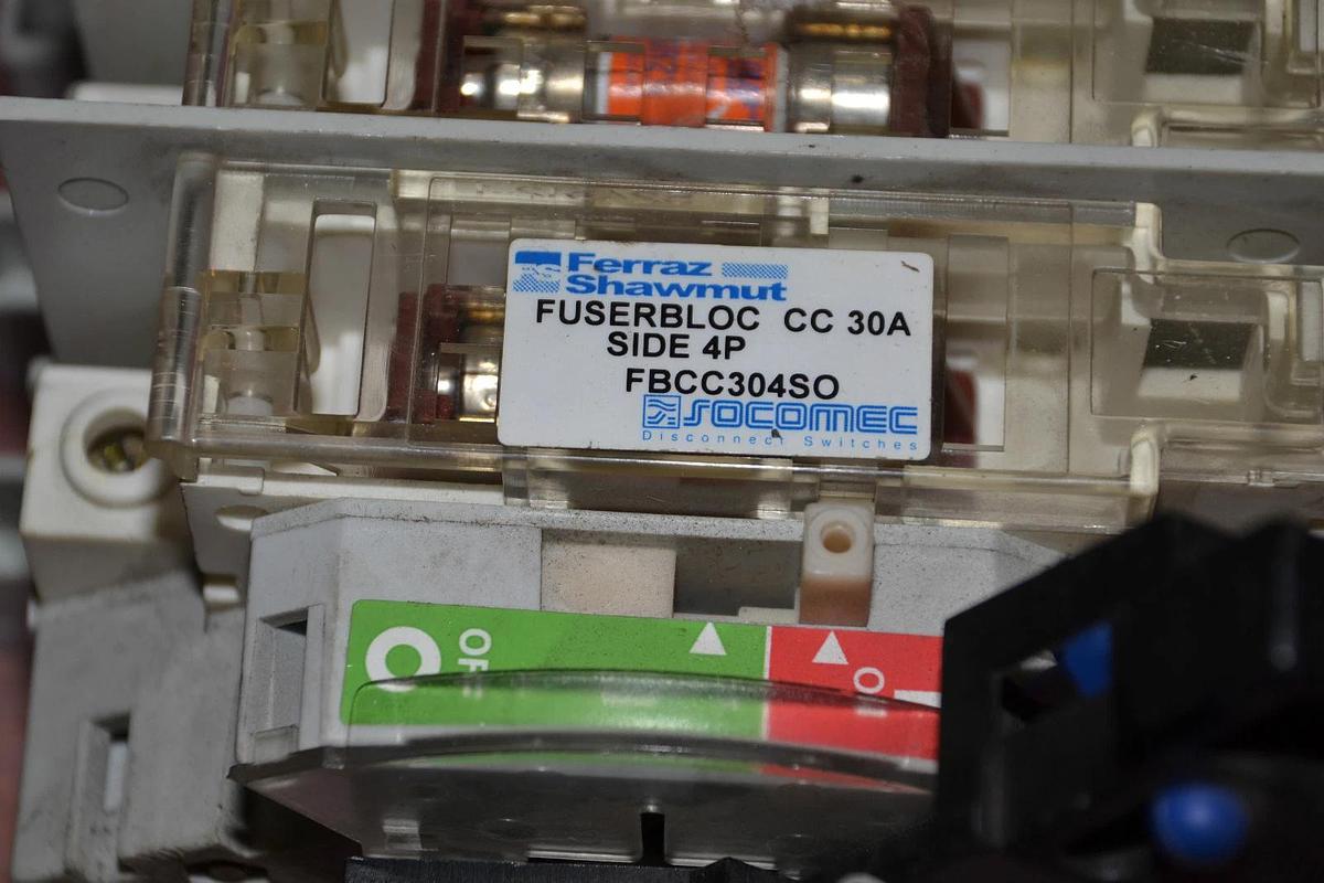 Used FERRAZ SHAWMUT FUSE BLOCK 30A 30 AMP A FBCC304SO