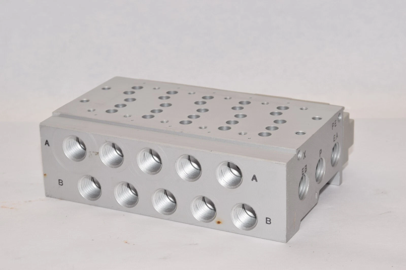 (NEW) SMC SS5Y7-42P-05-02T Bar Stock Manifold