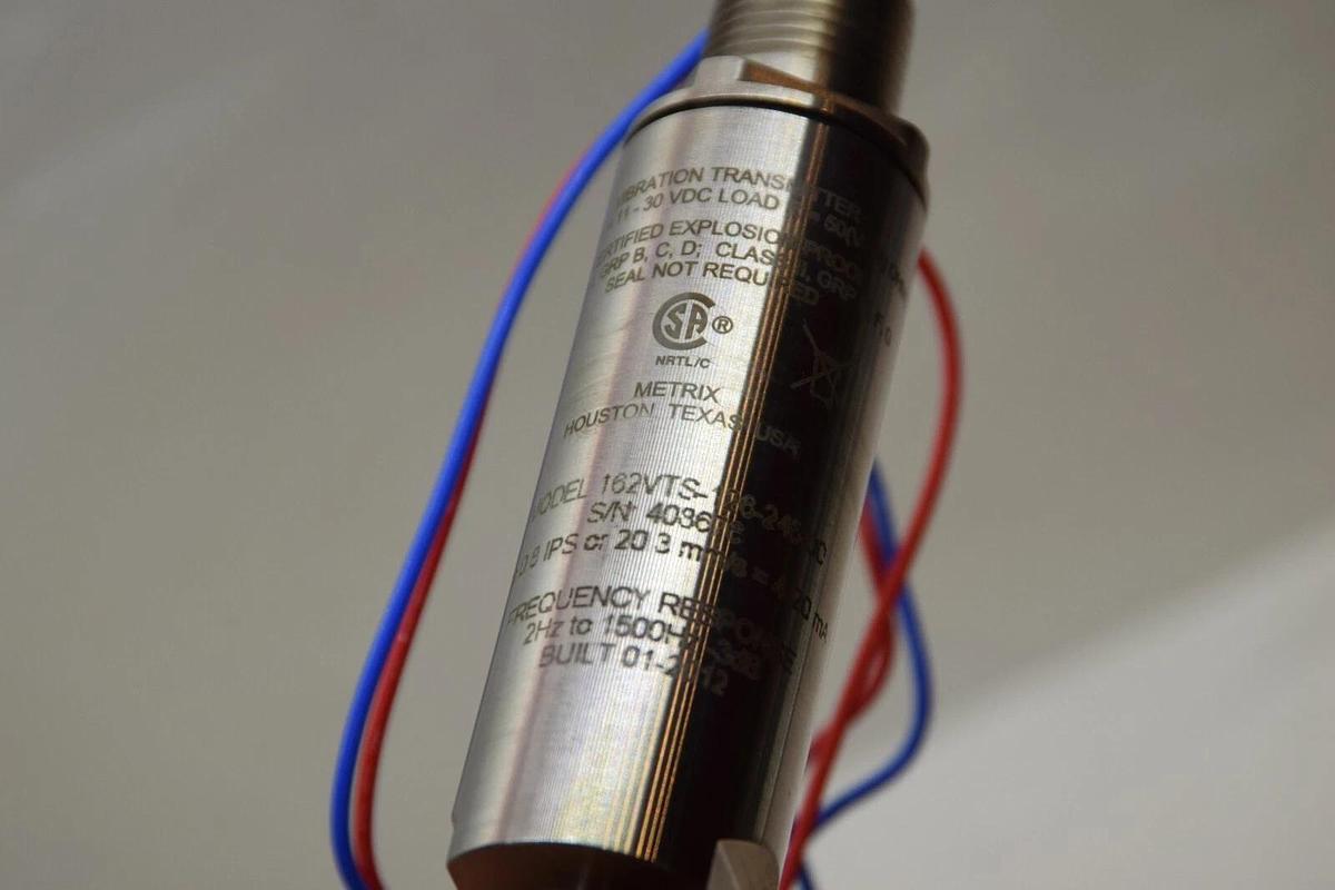New, METRIX VIBRATION Transmitter 162VTS-126-2-4-5-0-0, 126: 0.8 IPS