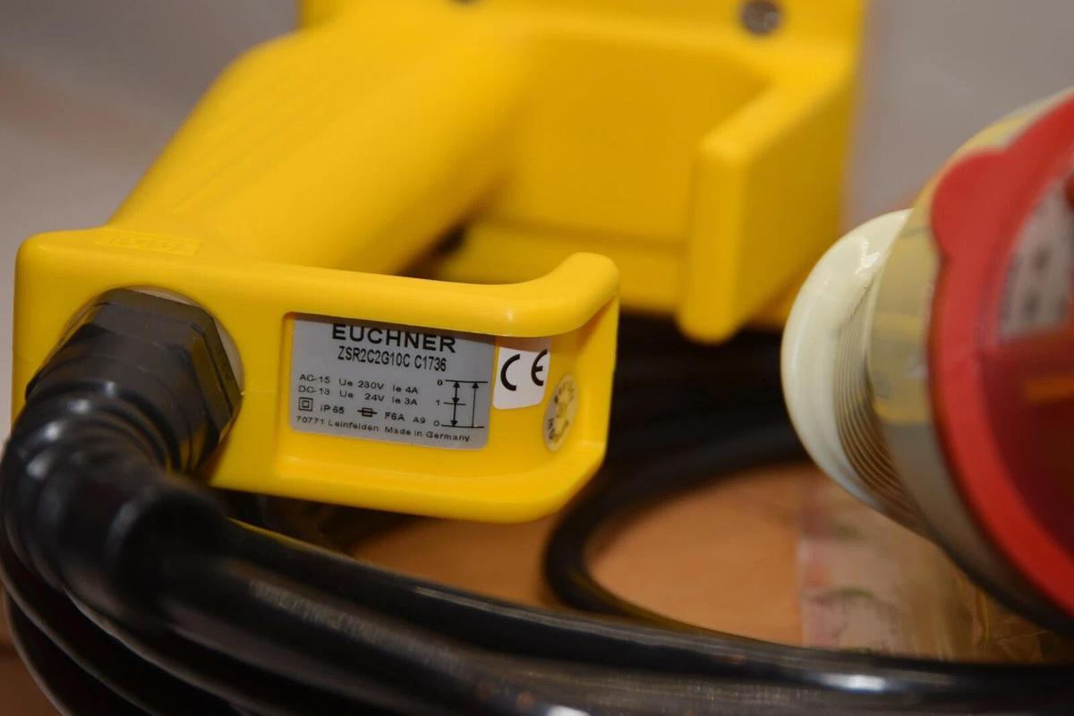 (NEW) EUCHNER ZSR2C2G10CC1736 073268 Enabling Switch With Walther 16A-11h Plug