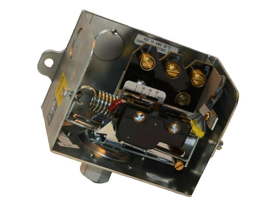 (NEW) MERCOID AP-7021-153-37 M46042-T16X 1-30psi Pressure Switch *No Cover*