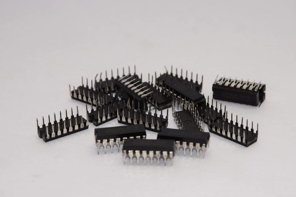 (NEW - Lot of 17) TOSHIBA TD62901P 16-Pin Semi-Conductor