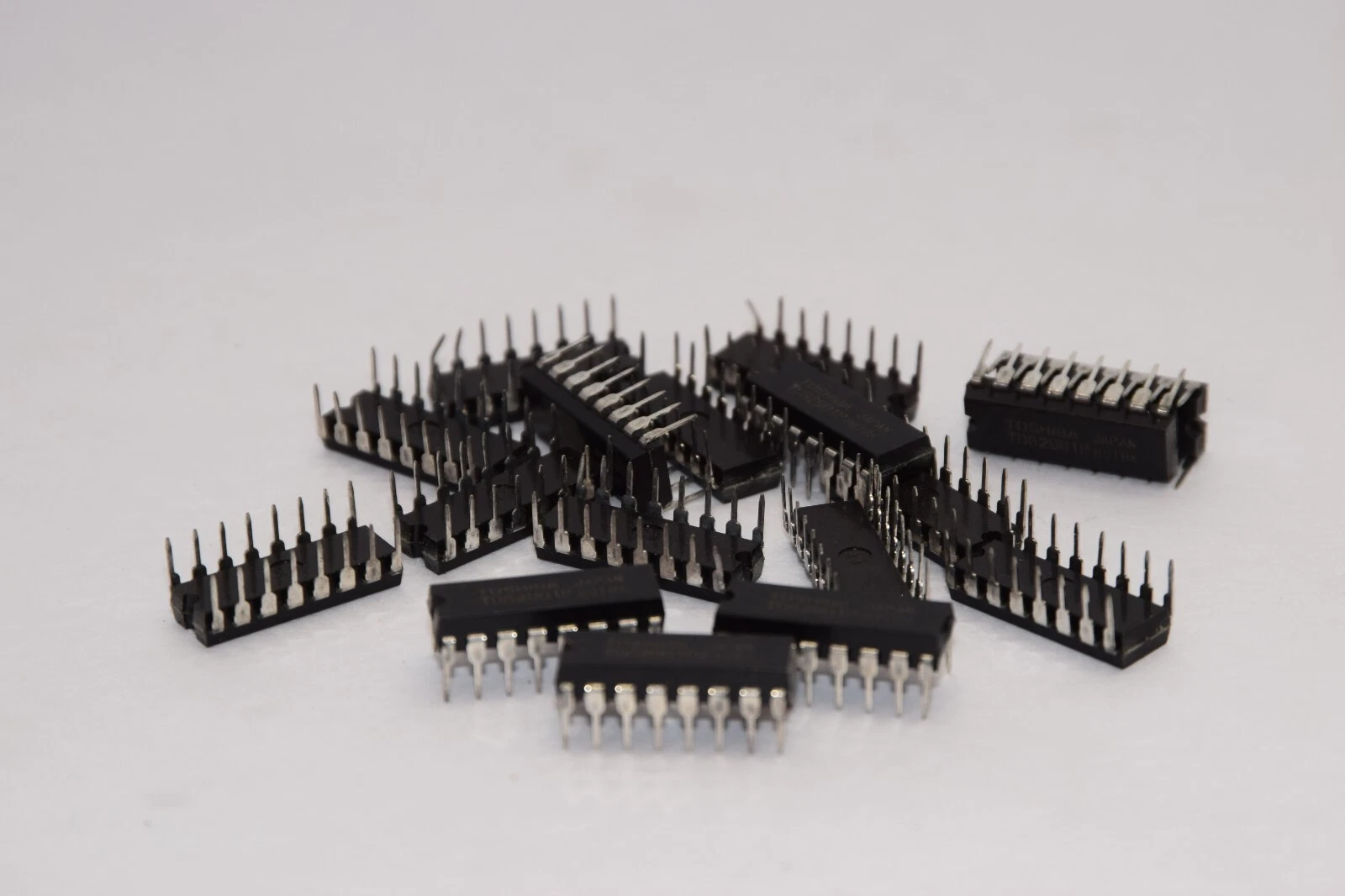 (NEW - Lot of 17) TOSHIBA TD62901P 16-Pin Semi-Conductor