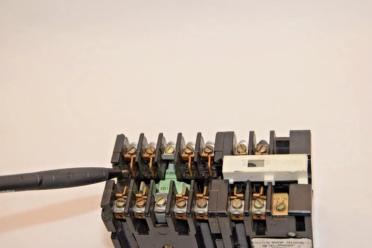 Used GENERAL ELECTRIC GE Relay CR122A06102AA 115V 60Hz Series A Industrial Relay