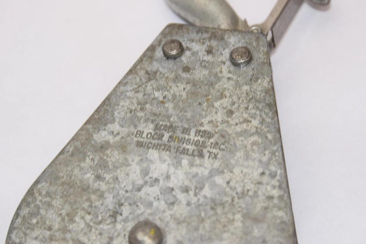 Used BLOCK DIVISION 1550lb 703kg Swivel Hook Pulley 3-1/2"