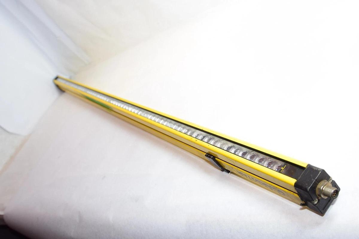 Used GUARDSTAR BS1230R B-Series Receiver Light Curtain *Small Crack*