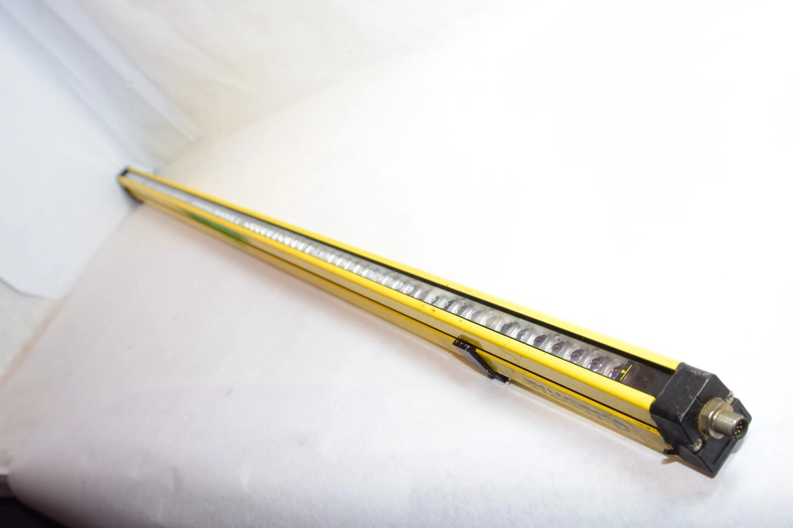 Used GUARDSTAR BS1230R B-Series Receiver Light Curtain *Small Crack*