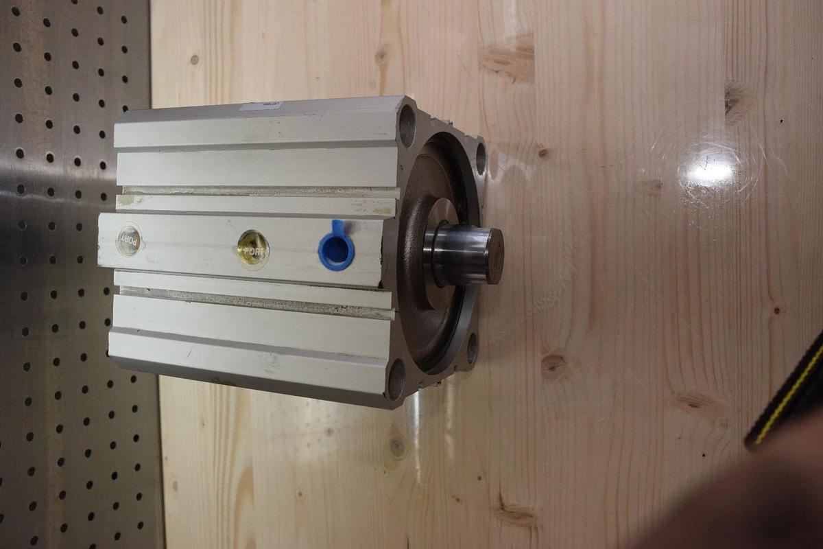 SMC PNUMATIC AIR CYLINDER US27839 US27839 max psi 145 NEW