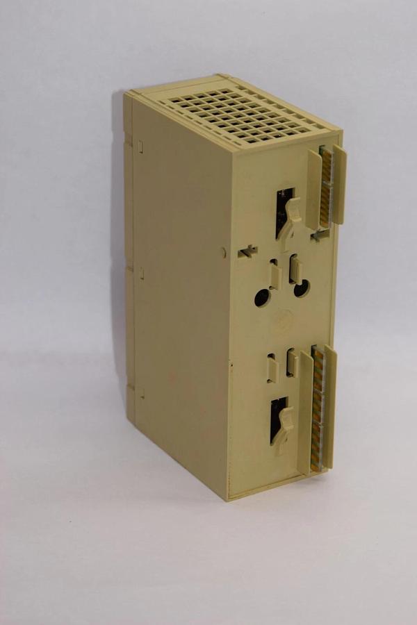 Used SAIA PCD4.E100 Version A 16x24Vdc Digital Input Module